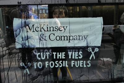 XR Protest at McKinsey in London-stock-foto