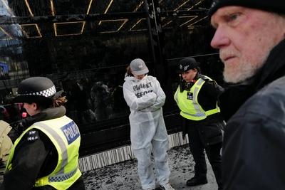 XR Protest at McKinsey in London-stock-foto