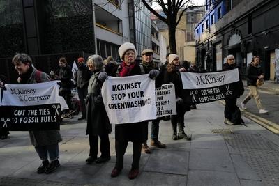 XR Protest at McKinsey in London-stock-foto