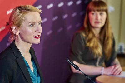 Die Linke nach der Klausur - Ines Schwerdtner + Heide Reichinnek-stock-foto