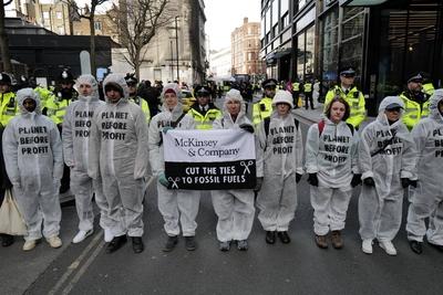 XR Protest at McKinsey in London-stock-foto