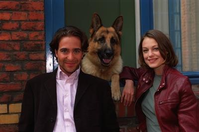 Bildnummer: 56927292  Datum: 26.08.2002  Copyright: imago/teutopressAlexander Pschill und Elke Winkens mit Hund Rex in Kommissar Rex (SAT.1) 08/02 her Schauspieler Schauspielerin Schauspiel TV Fernsehen Serie Krimi leger stehend drau?en halb quer l?chelnd posierend Fototermin Kommissar Rex (SAT.1) am 26.08.2002 in Hamburg People x0x xkg 2002 quer  56927292 Date 26 08 2002 Copyright Imago  Alexander Pschill and Elke Winkens with Dog Rex in Commissioner Rex SAT 1 08 02 her Actor Actress Acting TV Television Series Mystery casual standing outside half horizontal smiling posing Photo call Commissioner Rex SAT 1 at 26 08 2002 in Hamburg Celebrities x0x xkg 2002 horizontal-stock-foto