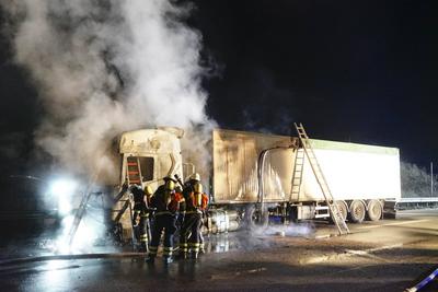 Die Feuerwehr im Einsatz auf der Autobahn A1 in richtung S?den.Ein Gasbetriebener LKW mit Sattelzugmaschine f?ngt Feuer.Das Zugfahrzeug ist vollkommen ausgebrannt , der Containeranh?nger schwer besch?digt Die Einsatzstelle war auf der Autobahn 1 in H?he des Abzweiges zur B5 Der Fahrer blieb unverletzt Hamburg 17.02.2025 HH Deutschland *** The fire department in action on the A1 highway heading south A gas-powered truck with tractor unit catches fire The towing vehicle is completely burnt out, the container trailer is badly damaged The scene of the incident was on highway 1 near the junction to the B5 The driver was uninjured Hamburg 17 02 2025 HH Germany-stock-foto