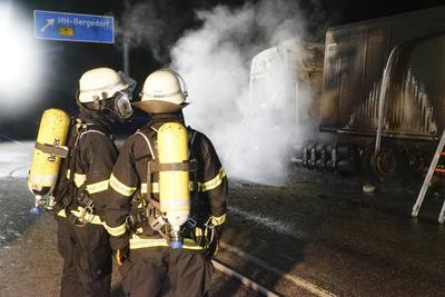 Die Feuerwehr im Einsatz auf der Autobahn A1 in richtung S?den.Ein Gasbetriebener LKW mit Sattelzugmaschine f?ngt Feuer.Das Zugfahrzeug ist vollkommen ausgebrannt , der Containeranh?nger schwer besch?digt Die Einsatzstelle war auf der Autobahn 1 in H?he des Abzweiges zur B5 Der Fahrer blieb unverletzt Hamburg 17.02.2025 HH Deutschland *** The fire department in action on the A1 highway heading south A gas-powered truck with tractor unit catches fire The towing vehicle is completely burnt out, the container trailer is badly damaged The scene of the incident was on highway 1 near the junction to the B5 The driver was uninjured Hamburg 17 02 2025 HH Germany-stock-foto