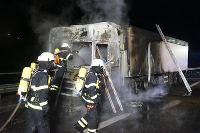 Die Feuerwehr im Einsatz auf der Autobahn A1 in richtung S?den.Ein Gasbetriebener LKW mit Sattelzugmaschine f?ngt Feuer.Das Zugfahrzeug ist vollkommen ausgebrannt , der Containeranh?nger schwer besch?digt Die Einsatzstelle war auf der Autobahn 1 in H?he des Abzweiges zur B5 Der Fahrer blieb unverletzt Hamburg 17.02.2025 HH Deutschland *** The fire department in action on the A1 highway heading south A gas-powered truck with tractor unit catches fire The towing vehicle is completely burnt out, the container trailer is badly damaged The scene of the incident was on highway 1 near the junction to the B5 The driver was uninjured Hamburg 17 02 2025 HH Germany-stock-foto