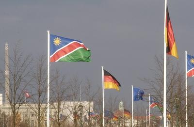Namibia_Fahnen Fahnen Namibia Deutschland Europa ?ber dem Regierungsviertel links die Schweizer-stock-foto