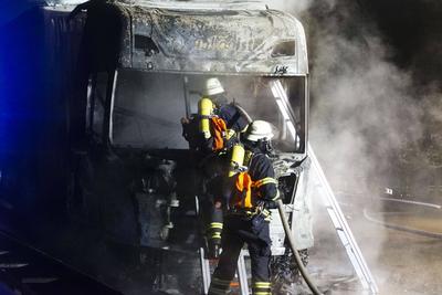 Die Feuerwehr im Einsatz auf der Autobahn A1 in richtung S?den.Ein Gasbetriebener LKW mit Sattelzugmaschine f?ngt Feuer.Das Zugfahrzeug ist vollkommen ausgebrannt , der Containeranh?nger schwer besch?digt Die Einsatzstelle war auf der Autobahn 1 in H?he des Abzweiges zur B5 Der Fahrer blieb unverletzt Hamburg 17.02.2025 HH Deutschland *** The fire department in action on the A1 highway heading south A gas-powered truck with tractor unit catches fire The towing vehicle is completely burnt out, the container trailer is badly damaged The scene of the incident was on highway 1 near the junction to the B5 The driver was uninjured Hamburg 17 02 2025 HH Germany-stock-foto