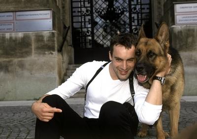 KOMMISSAR REX Rex r?cht sich D 1998 Hans Werner Kommissar Brandtner GEDEON BURKHARD und REX C-stock-foto