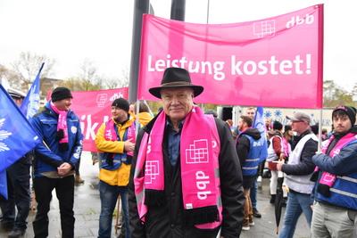 Saarbr?cken Die Bediensteten von Justiz und Polizei haben sich am Montag an einem Warnstreik vor dem Saarbr?cker Justizm-stock-photo