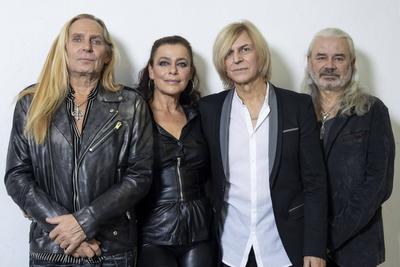 Uwe Hassbecker (Gitarre), Julia Neigel (Gesang), Ritchie Barton (Keyboards) und J?cki Reznicek (Bass) (L-R) - Rockband S-stock-foto