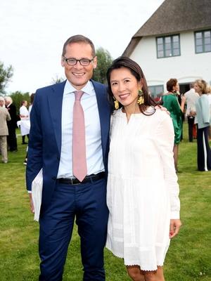 Roger Koeppel und Ehefrau Bich-Teen , Traditionelles Krebsessen ? Sylt feierte dieses Jahr im Neuen Haus von Manfred Bau-stock-photo