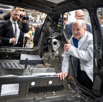 Bundeskanzler besucht VW-Werk in Emden - Produktionsstandort Volkswagem ID.7 - Olaf Scholuz w?hrend der Werksbesichtigung-stock-foto