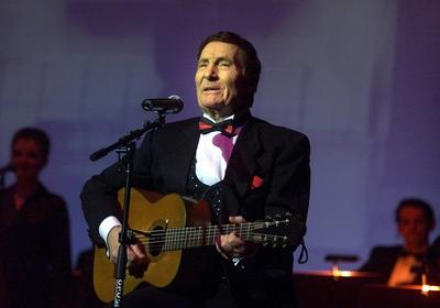 S?nger Freddy Quinn AUS mit Gitarre w?hrend eines Auftritts-stock-foto
