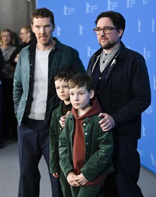 Benedict Cumberbatch and Dylan Southern pose with Richard Boxall and Henry Boxall at the The Thing with Feathers photocall during the 75th Berlinale International Film Festival Berlin at Grand Hyatt Hotel on February 18, 2025 in Berlin Berlin Deutschland *** Benedict Cumberbatch and Dylan Southern pose with Richard Boxall and Henry Boxall at the The Thing with Feathers photocall during the 75th Berlinale International Film Festival Berlin at Grand Hyatt Hotel on February 18, 2025 in Berlin Berlin Germany-stock-foto