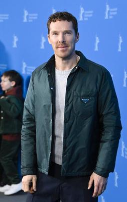 Benedict Cumberbatch pose at the The Thing with Feathers photocall during the 75th Berlinale International Film Festival Berlin at Grand Hyatt Hotel on February 18, 2025 in Berlin Berlin Deutschland *** Benedict Cumberbatch pose at the The Thing with Feathers photocall during the 75th Berlinale International Film Festival Berlin at Grand Hyatt Hotel on February 18, 2025 in Berlin Berlin Germany-stock-foto