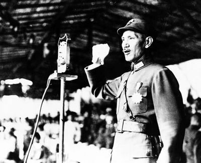China: General Chiang Kai-shek addressing officer training corps at Hankou, 1940. Chiang Kai-shek (October 31, 1887 Apri-stock-foto