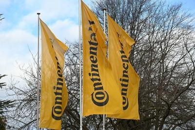 04.02.2021 xkhx Continental Reifen Deutschland GmbH Hier werden im Werk von Continental t?glich 30.000 Pkw-, SUV- und Va-stock-photo