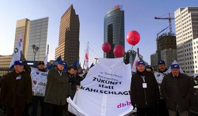 Bildnummer: 50148645  Datum: 14.12.2002  Copyright: imago/PEMAXDas letzte Hemd - Beamten-Demonstration in Berlin gegen eine Nullrunde bei den Tarifverhandlungen - dbb fordert Zukunft statt Kahlschlag - Potsdamer Platz, Personen , Objekte; 2002, Berlin, Protest, Proteste, Demo, Demos, Demonstrationen, Demonstration, Deutscher Beamten Bund, dbb, ?ffentlicher Dienst, Arbeitskampf, Beamte, Beamter, letzte, Tarifkonflikt, Transparente, Transparent, Schriftzug, GdZ; , quer, Kbdig, Totale, Deutschland,  , Gesellschaft-stock-foto