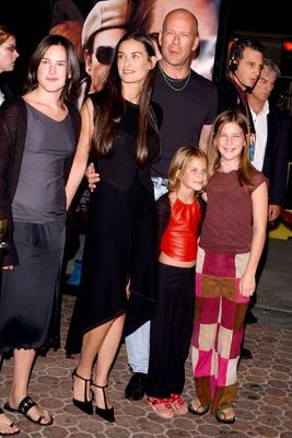 Bildnummer: 50086063  Datum: 15.10.2001  Copyright: imago/Rideaux-PicturePerfectSchauspieler Bruce Willis und Demi Moore mit ihren T?chtern Scout Larue, Tallulah Belle und Rumur Willis (alle USA) w?hrend der Premiere des Kinofilms Bandits (Banditen) in Hollywood, Personen , optimistisch; 2002, LA, Los Angeles, Filmpremiere, Kinofilm, Kinofilmpremiere, Pr?sentation, Tochter, T?chter, Kinder, Vater, Schauspielerin, Ehefrau, Frau, Mann, Paar, P?rchen; , hoch, Kbdia, Pressetermin, Gruppenbild, Schauspiel, Film, Kunst, Vereinigte Staaten von Amerika, Randbild, People-stock-photo