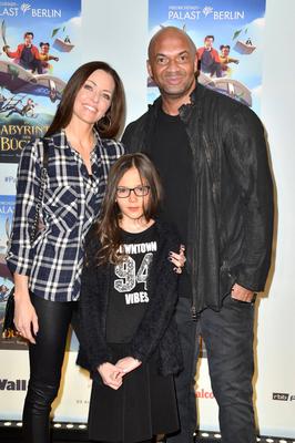 Detlef Soost mit Ehefrau Kate Hall und Tochter Ayana Haley Hall Soost bei der Premiere der Young Show Im Labyrinth der-stock-foto