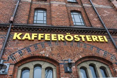 Schriftzug Kaffeeroesterei an einer Klinkerfassade im Weltkulturerbe Speicherstadt in Hamburg. Foto: Rothermel *** Kaffe-stock-foto