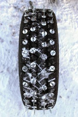 Bildnummer: 50246724  Datum: 22.02.2003  Copyright: imago/PlusphotoSpikes an einem wintertauglichen Autoreifen , Objekte; 2003, Unterammergau, Reifen, Autoreifen, Spike, Spikes, Spikereifen, Winterreifen, wintertauglich, wintertaugliche, wintertauglicher, Schnee; , hoch, Kbdig, Stra?e, Verkehr, Winter, Jahreszeit, Einzelbild, Freisteller, Deutschland,  ,-stock-photo
