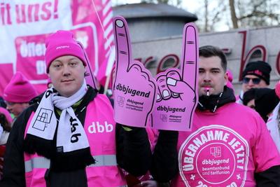 Demonstranten der dbbjugend vom Dachverband DBB Beamtenbund und Tarifunion während einer Kundgebung zu Beginn der dritte-stock-foto