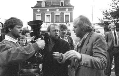 Bildnummer: 56631347  Datum: 01.06.1984  Copyright: imago/teutopressHajo Gies (r., Regie), Hartmut Grund (Mi., Kameramann) am Set / Tatort/Schimanski 06/84 stroe Film Fernsehen Regie Mann Dreharbeiten Set Tatort Schimanski People Kultur Entertainment 04 xmk x0x 1984 quer  56631347 Date 01 06 1984 Copyright Imago teutopress Hajo Gies r Director Hartmut Ground Mi Cameraman at Set Crime scene Schimanski 06 84 Stroe Film Television Director Man Shooting Set Crime scene Schimanski Celebrities Culture Entertainment 04 xmk x0x 1984 horizontal-stock-foto