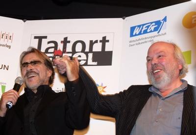 Bildnummer: 50920991  Datum: 17.09.2005  Copyright: imago/Thomas FreySchauspieler G?tz George (li., GER) und Regisseur Hajo Gies (GER) anl?sslich der Verleihung des  Kriminalfilmpreises ROLAND w?hrend des Krimifestivals TATORT EIFEL in Daun, Personen , optimistisch; 2005, Daun, Filmfest, Filmfeste, Filmfestival, Filmfestivals, Krimifestivals, Festival, Festivals, Verleihung, Verleihungen, Filmpreis, Kriminalfilmpreis, Preisverleihung, Preisverleihungen, Regisseure, Zusammenhalt; , quer, Kbdig, Gruppenbild, close, Film, Kunst, Deutschland, Randbild, People / Deutscher Kurzkrimipreis, Krimipreis, Kurzkrimi Preis, Preistr?ger, Freude, Begeisterung, Jubel, jubeln-stock-foto