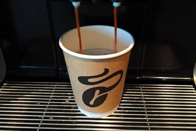Tchibo Kaffee bzw Cappuccino to go im Becher bzw Pappbecher aus dem Kaffeeautomat *** Tchibo coffee or cappuccino to go-stock-foto