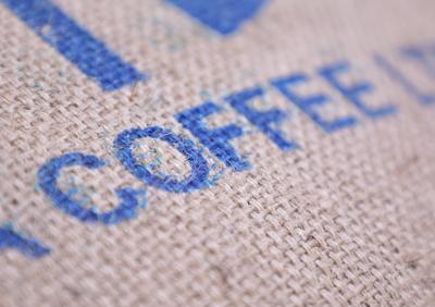 Symbolbild zum Thema Kaffee Hier: Sack mit rohen Kaffeebohnen mit der Aufschrift Coffee *** Symbolic image on the subjec-stock-foto