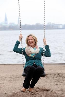 Die Kinderbuchautorin Kirsten Boie am 06.03.2015 an der Alster in Hamburg. Ob es um Aids, Mobbing, Rassismus oder zerru-stock-foto