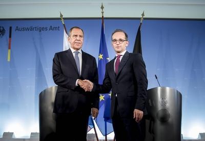 Bundesaussenminister Heiko Maas SPD zusammen mit Sergei Wiktorowitsch Lavrov Aussenminister der R-stock-foto