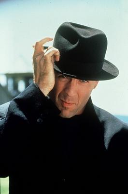 Bildnummer: 54397905  Datum: 21.04.1991  Copyright: imago/United ArchivesHUDSON HAWK - DER MEISTERDIEB (1991) Hudson Hawk (BRUCE WILLIS) ist der K?nig der Diebe . Gerade aus dem Knast entlassen, ist er schon wieder in einen spektakul?ren Raub verwickelt: Er wird von einem gr??enwahnsinnigen Ehepaar, das Blei in Gold verwandeln will, gezwungen, Kunstwerke von Leonardo da Vinci aus einem Museum zu stehlen .. 37377-0-58272 , 22kpaHudson People Entertainment hoch o0 ShootingBildnummer 54397905 Date 21 04 1991 Copyright Imago United Archives Hudson HAWK the Master thief 1991 Hudson HAWK Bruce Willis is the King the Thieves straight out the Prison dismissed is he already again in a spectacular Robbery implicated he will from a megalomaniac married couple the Lead in Gold transform will forced Works of art from Leonardo there Vinci out a Museum to steal  0   Celebrities Entertainment vertical o0 Shooting-stock-photo