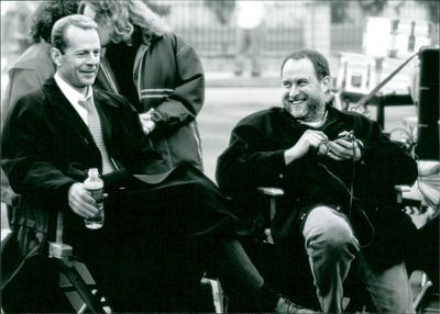 Bruce Willis und Jon Turtletaub Bruce Willis (links) und Regisseur Jon Turtletaub (rechts) bei den Dreharbeiten zu The K-stock-photo