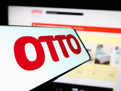 Mobile phone with logo of German mail order company Otto GmbH Co KG in front of business website. Stuttgart, Germany - 1-stock-foto