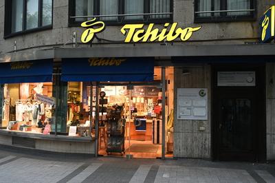 Logo, Schriftzug der Kaffeer?sterei TCHIBO an einer Filiale eines der gr??ten deutschen Konsumg?ter- und Einzelhandelsun-stock-foto
