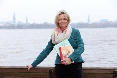 Die Kinderbuchautorin Kirsten Boie am 06 03 2015 an der Alster in Hamburg Ob es um Aids Mobbing R-stock-foto