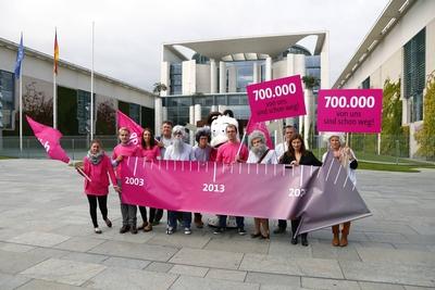 Bildnummer: 60432844  Datum: 04.09.2013  Copyright: imago/Reiner ZensenBerlin, den 04.09.2013 Foto: Unter dem Motto, Der Staat sieht alt aus, macht die dbb jugend, die Jugendorganisation des dbb beamtenbund und tarifunion, auf den Personal- und Fachkr?ftemangel im ?ffentlichen Dienst mit einer Protestaktion vor dem Bundeskanzleramt in Berlin aufmerksam. Politik Proteste premiumd x0x xkg 2013 quer POLITIK POLITICS Gestik Beamte Beamtenbund ?ffentlicher Dienst Tarifunion  60432844 Date 04 09 2013 Copyright Imago Reiner Zensen Berlin the 04 09 2013 Photo under the Motto the State looks Old out makes the DAR Youth the Youth Organization the DAR Federation officials and Tariff Union on the Staff and Shortage of skilled labour in public Service with a Protest action before the Federal Chancellery in Berlin carefully politics Protests premiumd x0x xkg 2013 horizontal politics POLITICS Gesture Officials Federation officials public Service Tariff Union-stock-photo