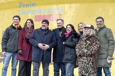 Christian Lindner, FDP-Vorsitzender, mit bayerischen FDP-Bundestagskandidaten, Wahlkampfauftritt auf dem Marienplatz, M?nchen, 18. Februar 2025-stock-foto