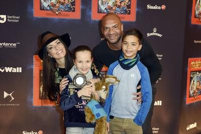 Kate Hall und Ehemann Detlef Soost mit Kindern Ayana Haley Hall Soost und Carlos Detlef Akwasi bei der Premiere der Kin-stock-foto