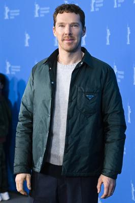 Benedict Cumberbatch pose at the The Thing with Feathers photocall during the 75th Berlinale International Film Festival Berlin at Grand Hyatt Hotel on February 18, 2025 in Berlin Berlin Deutschland *** Benedict Cumberbatch pose at the The Thing with Feathers photocall during the 75th Berlinale International Film Festival Berlin at Grand Hyatt Hotel on February 18, 2025 in Berlin Berlin Germany-stock-foto