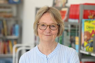 Schriftstellerin und Autorin Kirsten Boie stellt bei einer Lesung in einer Hamburger Schule ihr Buch Thabo - Detektiv un-stock-photo