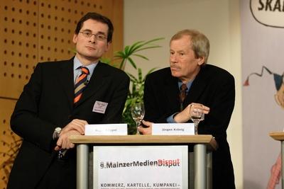Bildnummer: 50593468  Datum: 04.11.2004  Copyright: imago/HoffmannJournalist Roger K?ppel (li., SUI/Chefredakteur DIE WELT) und J?rgen Kr?nig (GER/Korrespondent f?r Gro?britannien und Irland der Wochenzeitung DIE ZEIT) w?hrend des 9. Mainzer Mediendisputs, Personen; 2004, Mainz, Mediendispute, Mediendisput, Disput, Dispute, Medien, TV, ZDF, neunter, neun, Journalisten, Journalist, Redakteur, Redakteure, Chefredakteure, Korrespondenten; , quer, Kbdig, Gruppenbild, close, Medienunternehmen, Wirtschaft, Deutschland,  , People / Auslandskorrespondent, Auslandskorrespondenten-stock-foto
