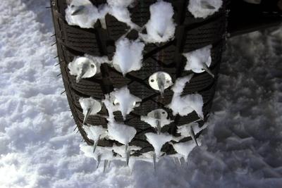 Bildnummer: 50246713  Datum: 22.02.2003  Copyright: imago/PlusphotoSpikes an einem Opel Meriva , Objekte; 2003, Unterammergau, Autoreifen, Reifen, Spike, Spikes, Spikereifen, Winterreifen, wintertauglich, wintertaugliche, wintertauglicher, Schnee; , quer, Kbdig, Winter, Jahreszeit, Einzelbild, close, Verkehr, Stra?e, Deutschland,  ,-stock-photo