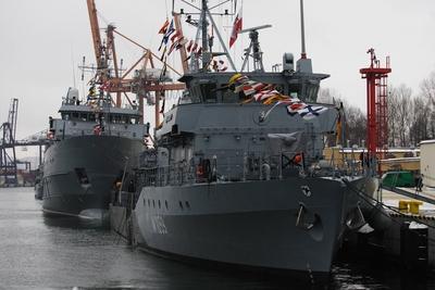 Bildnummer: 59097403  Datum: 17.01.2013  Copyright: imago/newspix Gdynia, Poland 17th, January 2013 Taking command of the Standing NATO Mine Countermeasures Group 1 ceremony in Gdynia War Harbour.   This team, popularly known as the European Shield mine belongs to the NATO Response Forces. The Standing NATO Mine Countermeasures Group 1 (SNMCMG1) is one of NATO s two specialist Mine Countermeasures (MCM) Groups. Pictured German naval ship Weilheim   PUBLICATIONxNOTxINxPOL Gesellschaft Milit?r Polen Schiff Minensucher Minensuchboot Minenabwehrfahrzeug Seemine NATO Marine xns x1x 2013 quer 59097403 Date 17 01 2013 Copyright Imago NEWSPIX Gdynia Poland 17th January 2013 Taking Command of The thing NATO Mine Countermeasure Group 1 Ceremony in Gdynia was Harbour This Team popularly known As The European Shield Mine belongs to The NATO Response Forces The thing NATO Mine Countermeasure Group 1  IS One of NATO S Two Specialist Mine Countermeasure MCM Groups Pictured German Naval Ship Weilheim PUBLICATIONxNOTxINxPOL Society Military Poland Ship Mines viewfinder Mine detection boat  Seemine NATO Navy xns x1x 2013 horizontal-stock-foto