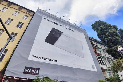 Berlin, Deutschland, 06.07.2024: Kreuzberg: An einer Hausfassade h?ngt Werbung f?r den Neobroker Trade Republic *** Berl-stock-foto
