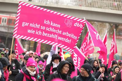 Demonstration des Deutschen Beamtenbundes (dbb) f?r eine Lohnerh?hung der Besch?ftigten im ?ffentlichen Dienst. Der Prot-stock-foto