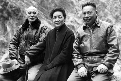 China / Taiwan: Chiang Ching-kuo, President of the Republic of China (1978-1988) in 1948, with his father Chiang Kai-she-stock-foto