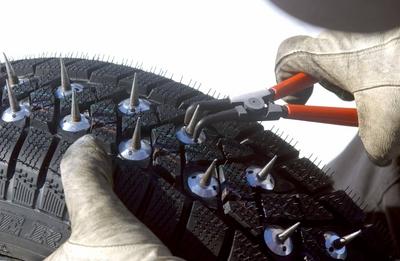 Bildnummer: 50179432  Datum: 22.02.2003  Copyright: imago/S?mmerPr?parierung von Spikereifen f?r die Au?enwette der ZDF-Sendung -Wetten Dass-, Objekte; 2003, Unterammergau, TV, Fernsehen, Shows, Spikes, Reifen , Rad, R?der, Autorad, Autor?der, Schnee; , quer, Kbdig, Einzelbild, Deutschland, Aktion,-stock-photo